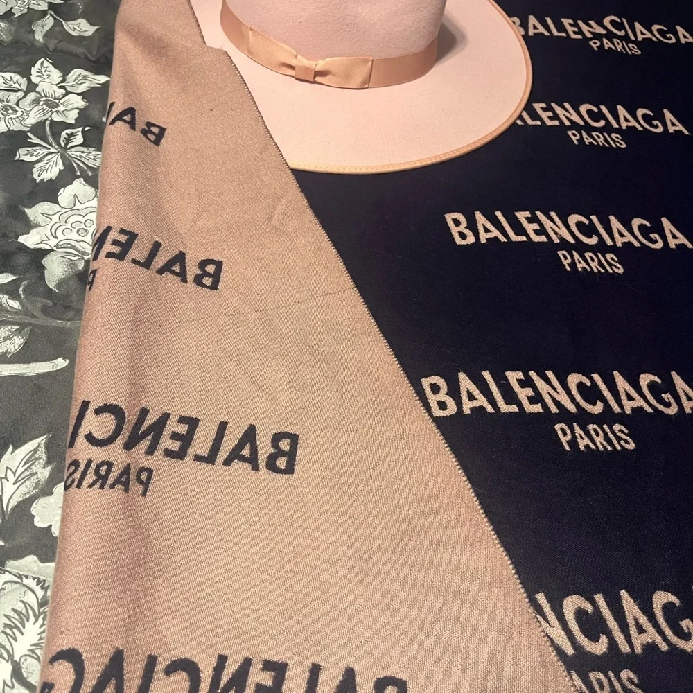 🔥Balenciaga Pink and Navy LOGO Scarf‼️ - Picture 2 of 9